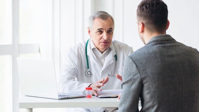Un homme dans le médecin