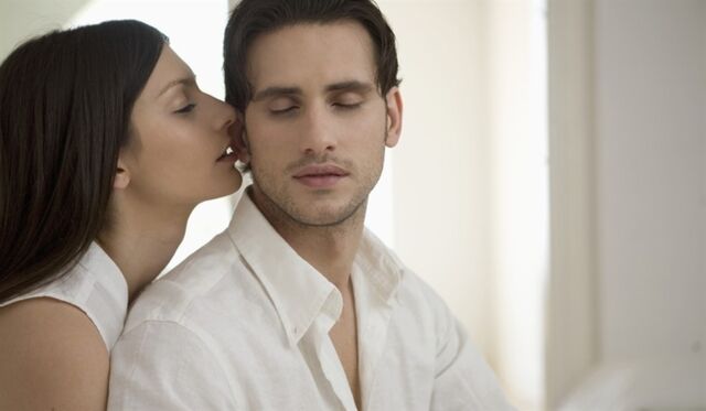 Touches légères pour éveiller un homme